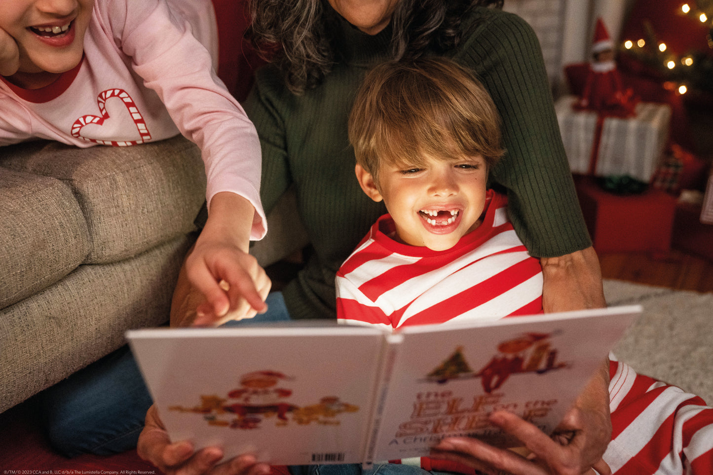 The elf on the shelf - Jongen met boek Nederlandstalig