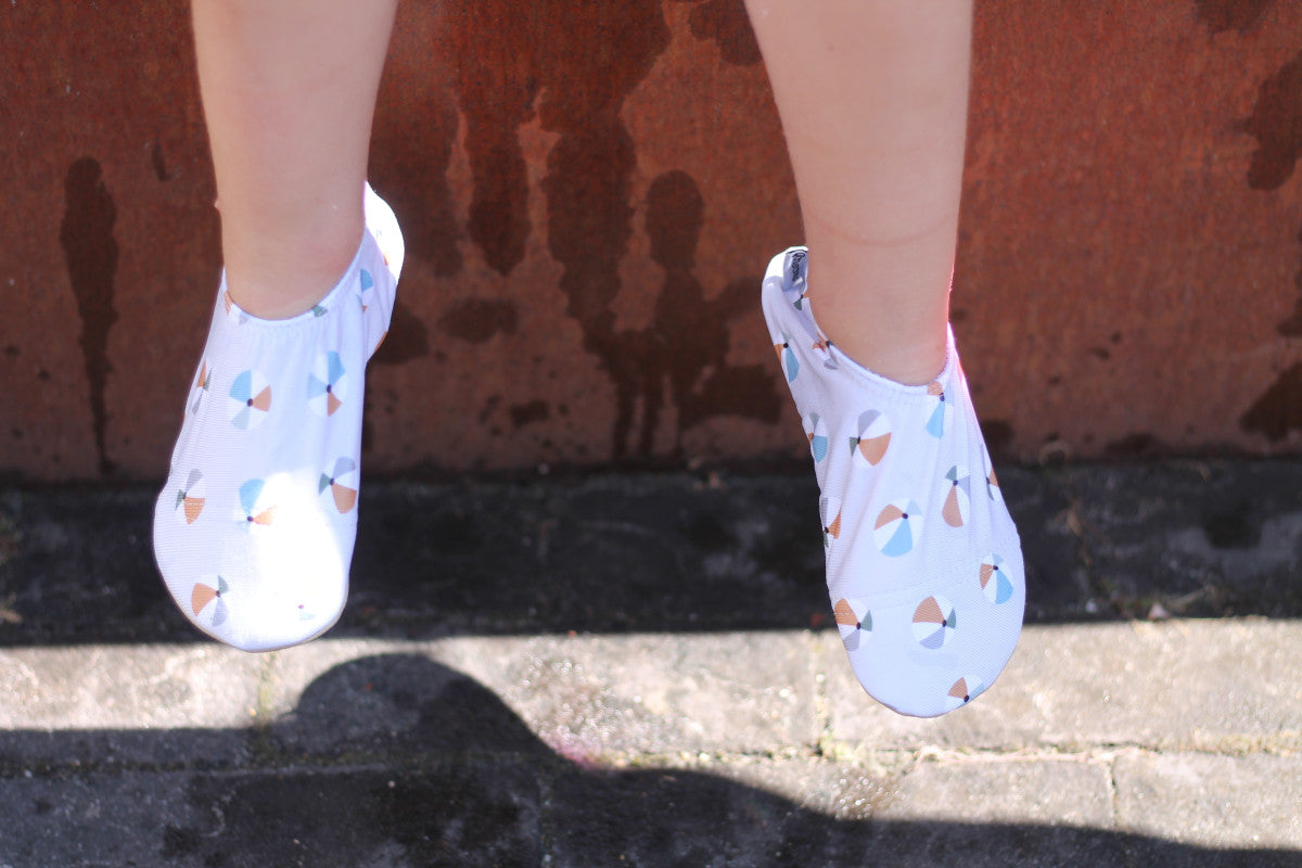 Slipstop | Waterschoentjes voor kinderen | Antislip schoen | Licht grijs met strandbal | beachball naturel