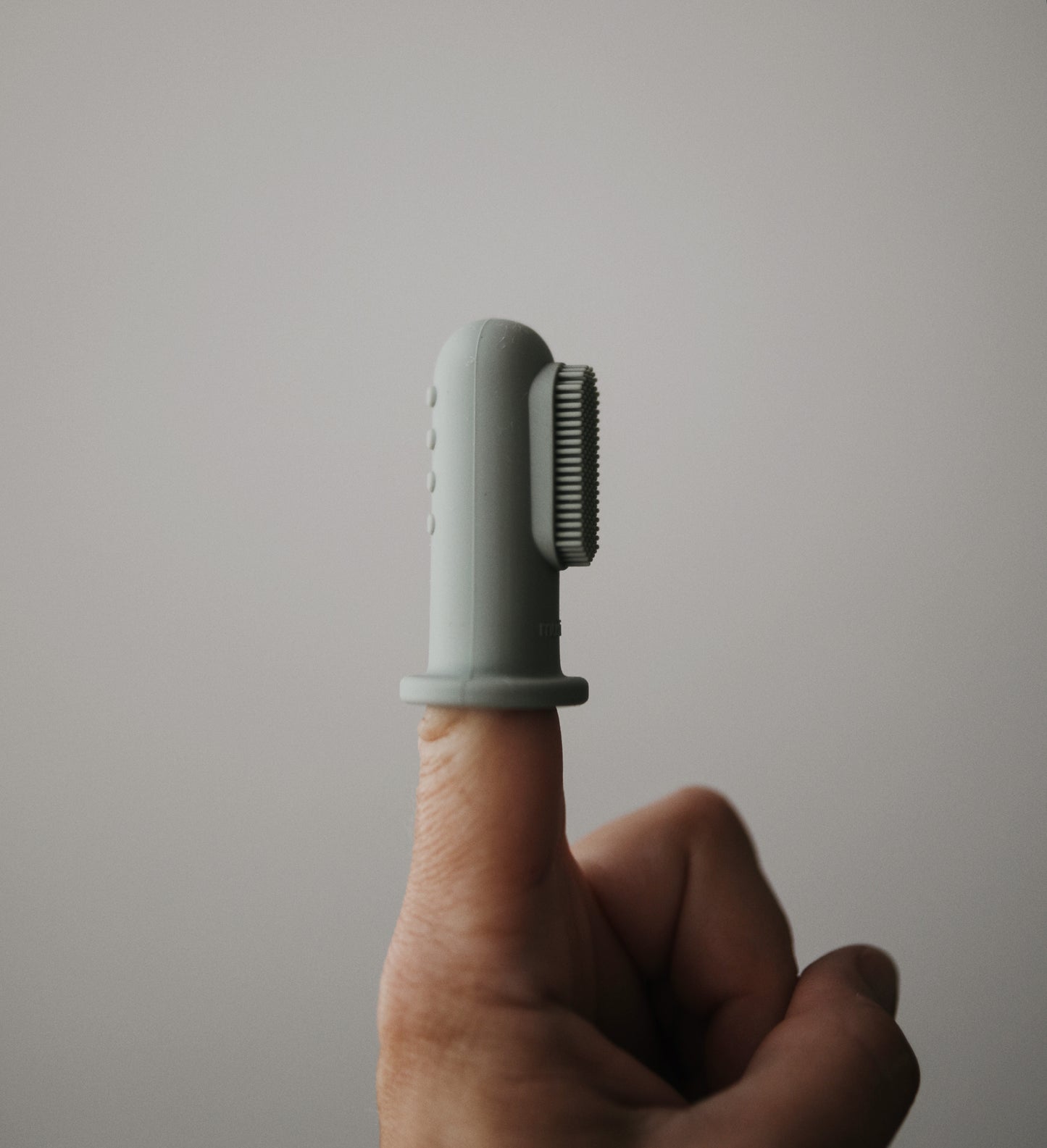 Baby vingertandenborstel | Mushie toothbrushes | Tradewinds - stone