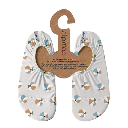 Slipstop | Waterschoentjes voor kinderen | Antislip schoen | Licht grijs met strandbal | beachball naturel