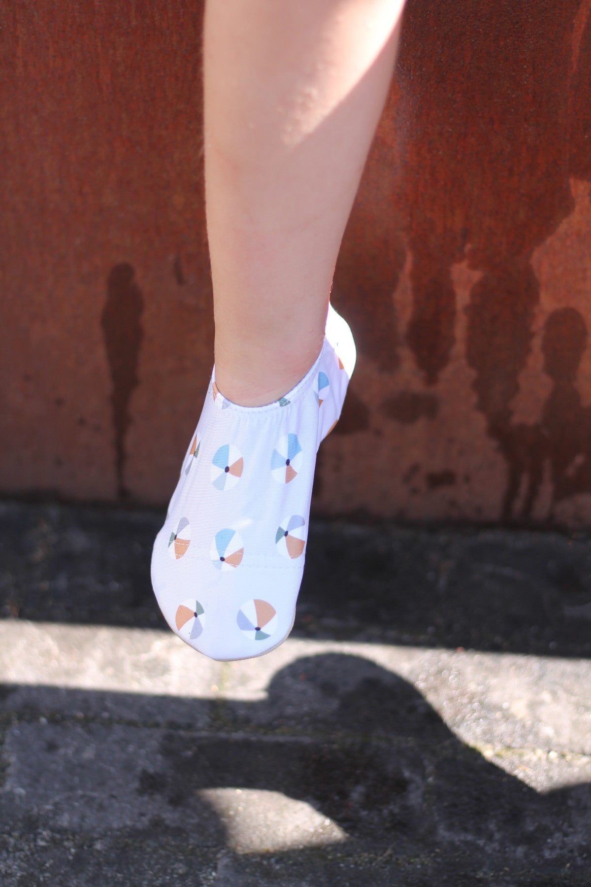 Slipstop | Waterschoentjes voor kinderen | Antislip schoen | Licht grijs met strandbal | beachball naturel