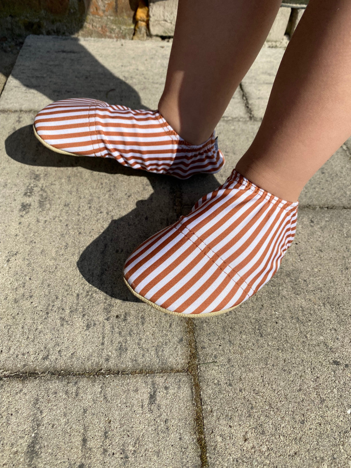 Slipstop | Waterschoentjes voor kinderen | Gestreept | Cognac stripe