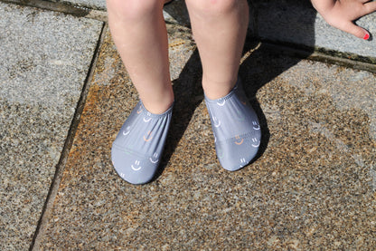 Slipstop | Waterschoentjes voor kinderen | Antislip schoen | Grijs met Smileys | Smiley Grey